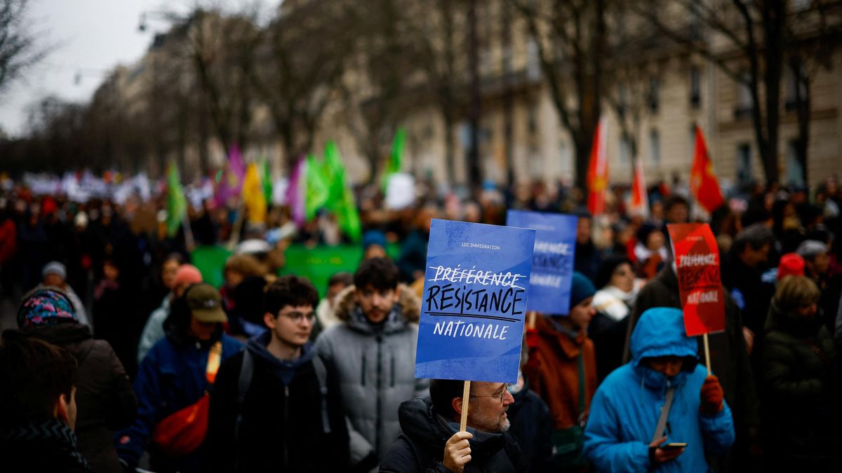 Desetitisíce Francouzů protestovaly proti zpřísnění imigrační politiky